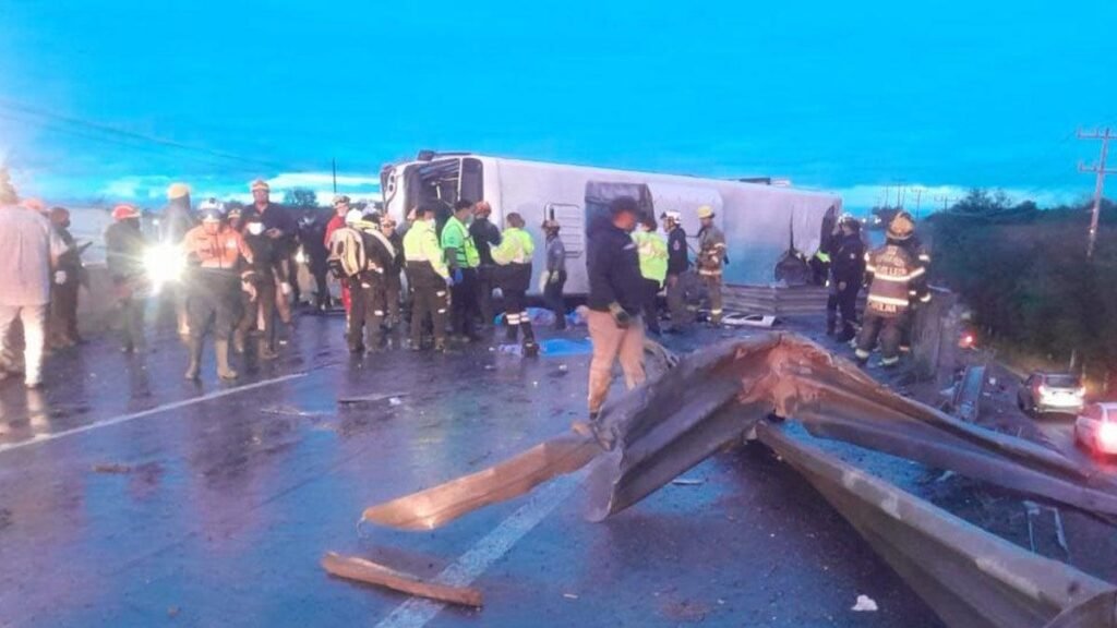 Accidente de camión de transporte público causa la muerte de 8 pasajeros