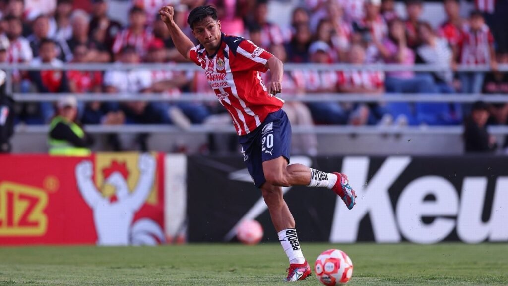 Ángel Sepúlveda brilló en su regreso a Chivas con dos asistencias