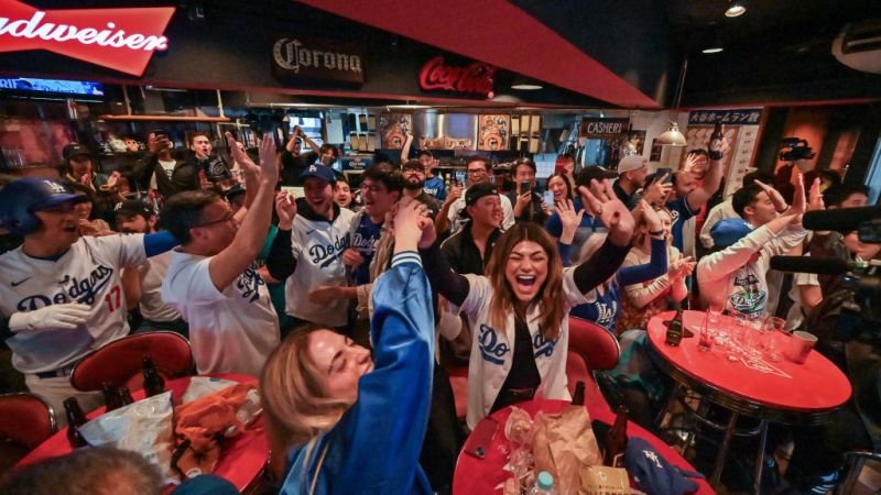 Celebración en Los Ángeles: los seguidores de los Dodgers jubilan tras conquistar su octavo título de la Serie Mundial