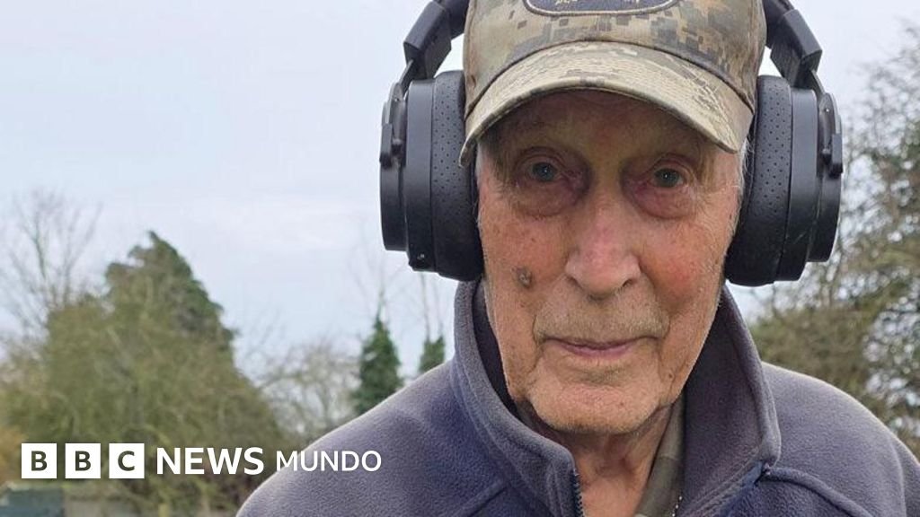 Descubrí una espada sostenida por una mano