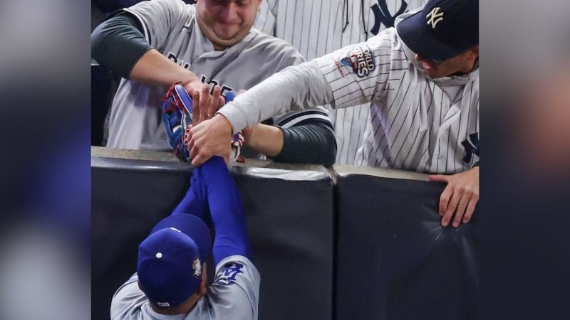 Dos seguidores de los Yankees fueron desalojados por intentar impedir un out de Mookie Betts.