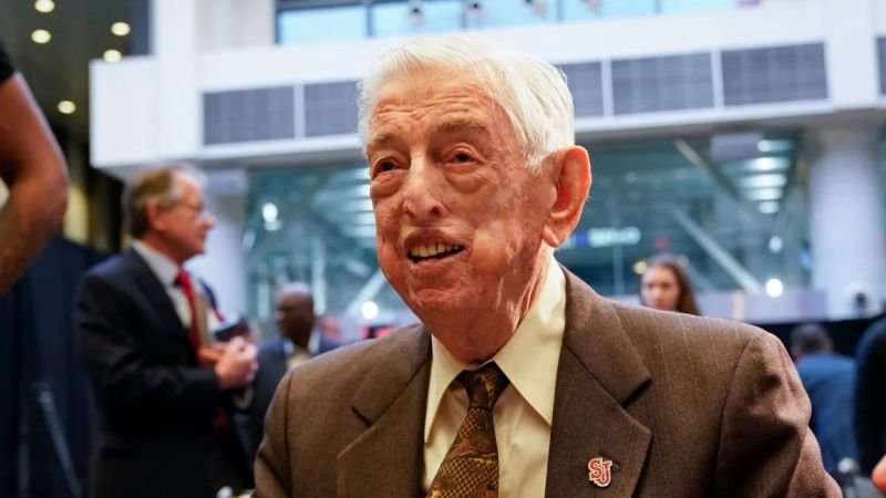 Fallece Lou Carnesecca, icónico entrenador del Baloncesto y leyenda de St. John's, a los 99 años