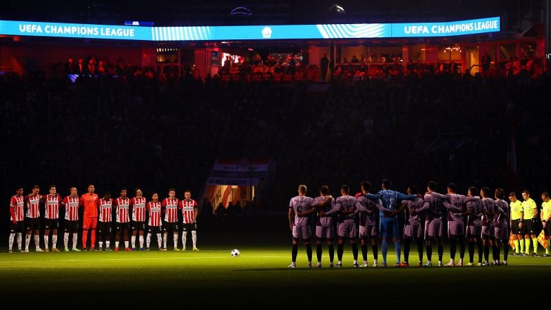 Homenaje emotivo a las víctimas de la DANA en el partido de la Champions League en Valencia