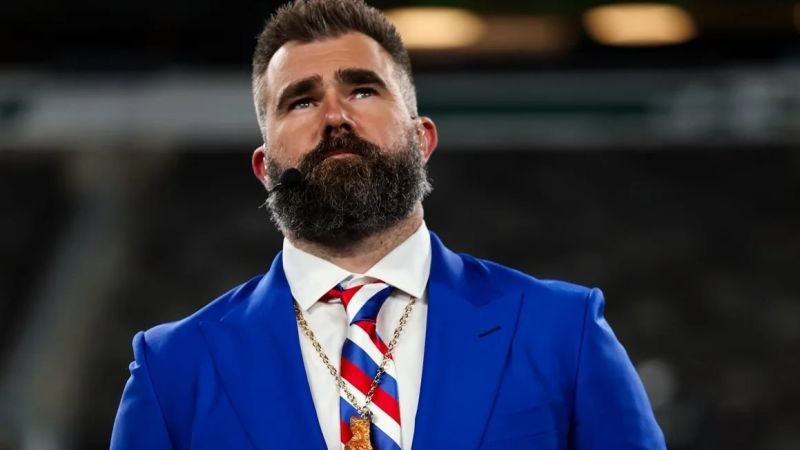 Jason Kelce se disculpa tras arrojar un teléfono celular: 'No estoy orgulloso de ello' después de un insulto homofóbico de un fanático