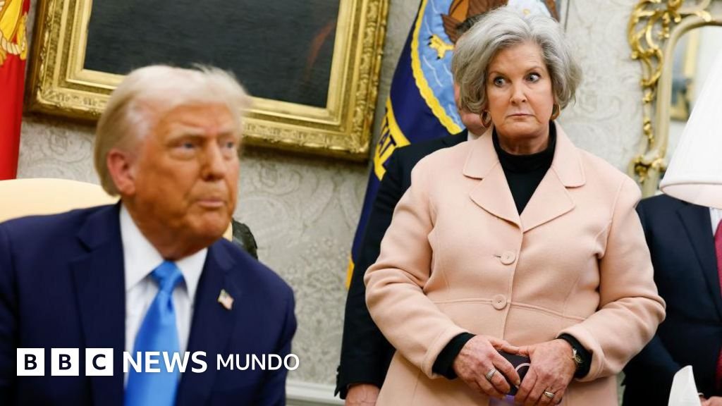 La jefa de gabinete de Trump denuncia a Vanity Fair por malinterpretar sus declaraciones sobre el presidente y sus colegas del gobierno.