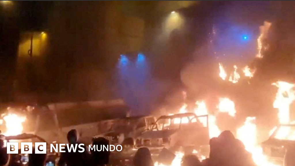 El líder máximo de Irán califica a los manifestantes de "complacientes" con Trump ante el aumento de las protestas en el país