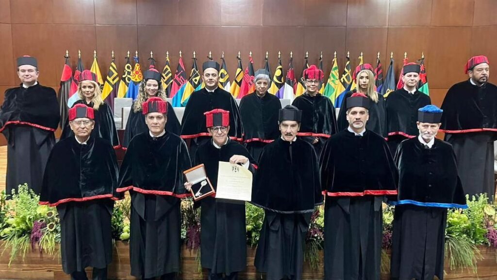 La UAG reconoce al Dr. Arturo Cherbowski con el Doctorado Honoris Causa