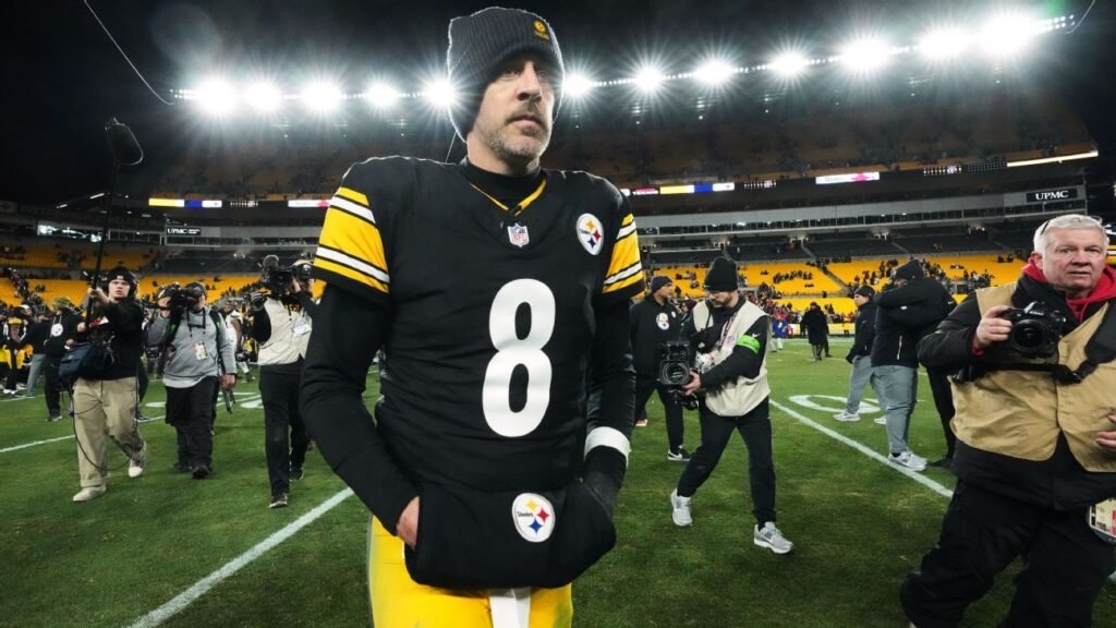 Los Steelers consideran la posibilidad de mantener a Rodgers como mariscal de campo.