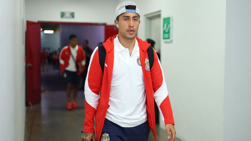 Chivas ratifica a Govea, Whalley y Sandoval para el Clausura 2026