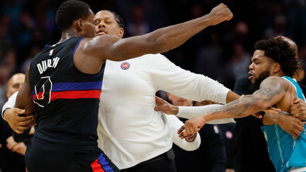 Conflicto en el partido Pistons-Hornets resulta en 4 expulsiones