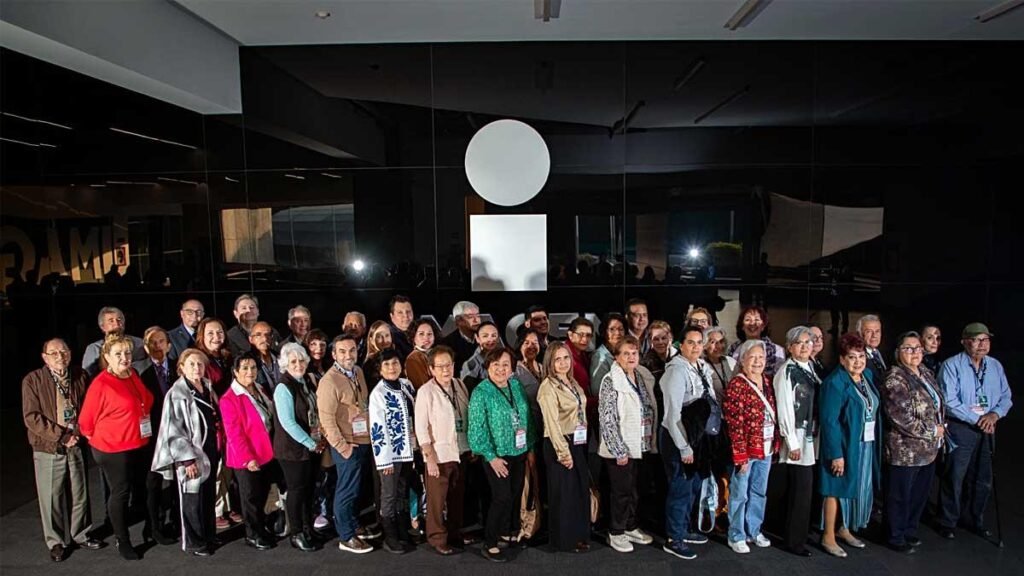 Suscriptores de Excélsior son apapachados en su visita al Periódico de la Vida Nacional