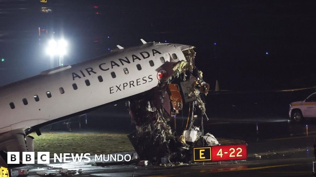 Dos pilotos fallecen tras chocar un avión con un camión de bomberos en el aeropuerto LaGuardia de Nueva York