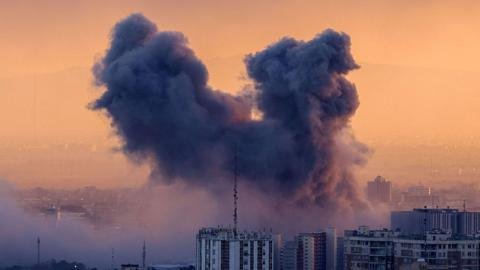 Israel intensifica sus ataques en Teherán tras el hundimiento de un buque de guerra iraní por parte de EE.UU.