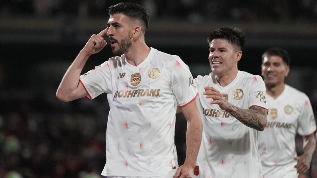 Toluca rompe el invicto de Pumas con un golpe de voltereta y asegura el segundo lugar