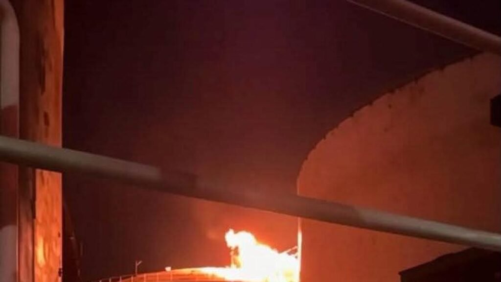 Rayo golpea tanque de Pemex y provoca incendio en Coatzacoalcos