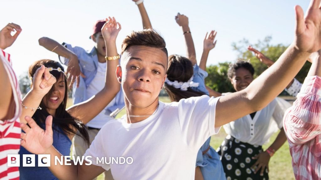 ¿Qué significa "farmear aura", la nueva moda entre los jóvenes en redes sociales (y por qué es una práctica que existe desde hace siglos)?