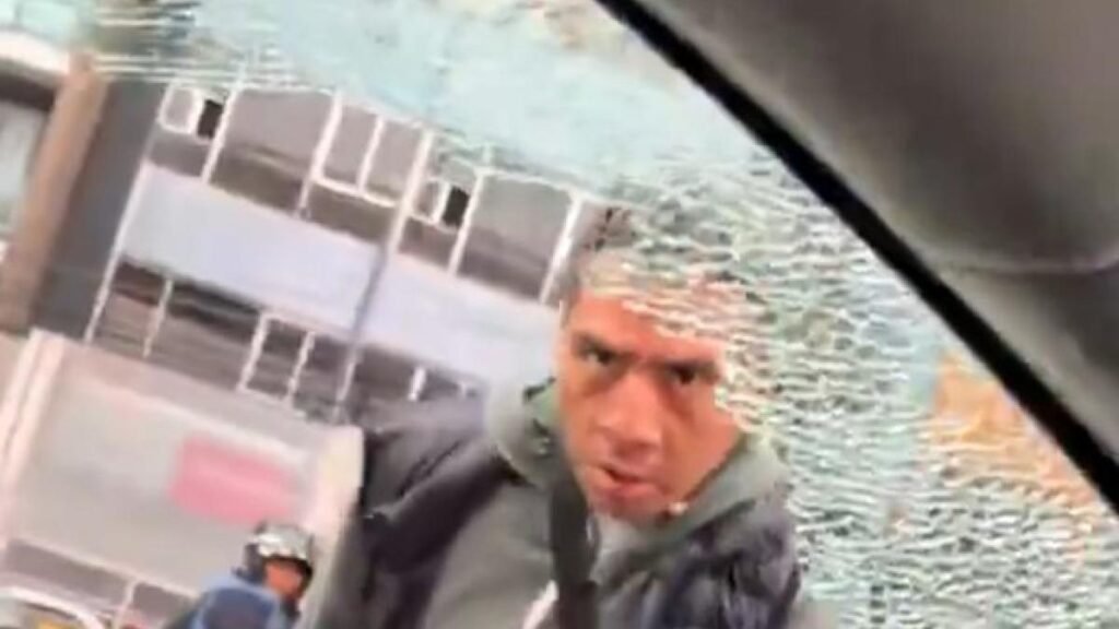Capturan a choferes que destrozaron los cristales de una camioneta en Mixcoac