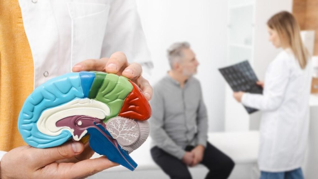 El agotamiento invisible: el peso físico y emocional de cuidar a alguien con Alzheimer