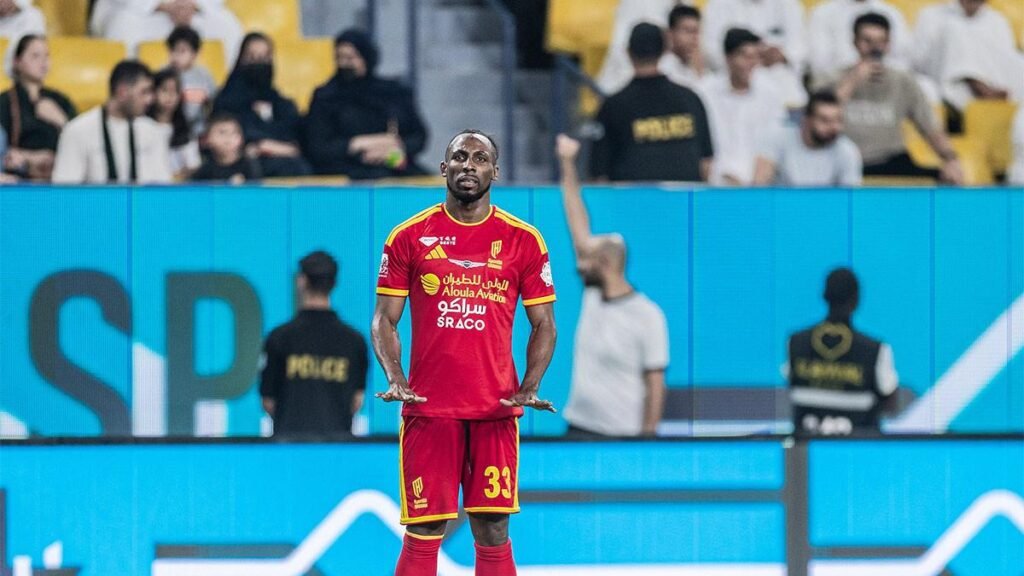 Julián Quiñones rompe su sequía goleadora con un impresionante cabezazo