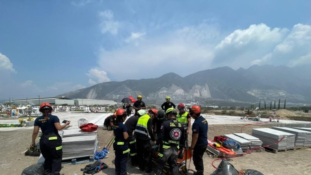 Rescatan a hombre tras caer en una fosa del cementerio de Nuevo León