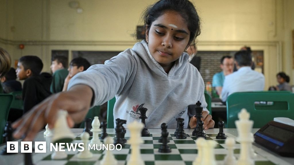 Una niña prodigio británica de 11 años hace historia al convertirse en la maestra de ajedrez más joven del mundo