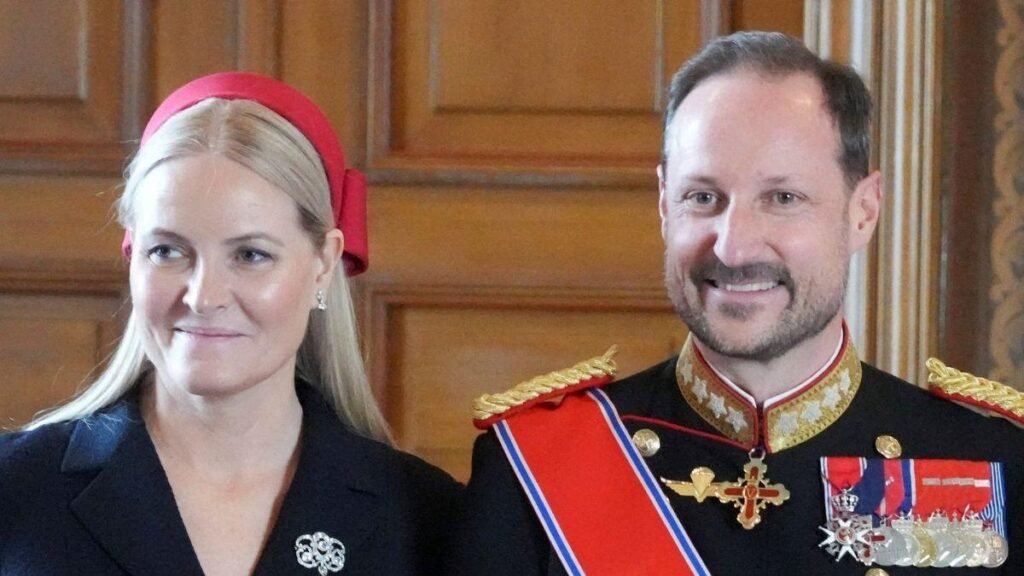 ¿Un gran día empañado? La dolorosa razón por la que Mette-Marit abandonó a Haakon VIII durante su juramento.