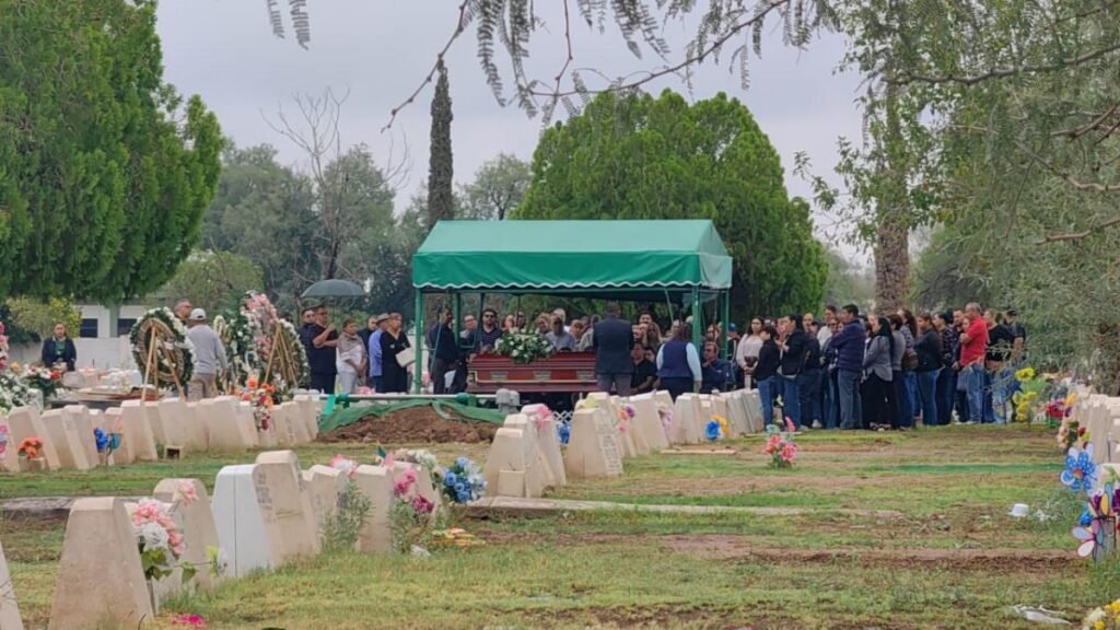 Despiden a la maestra fallecida en el ataque a la secundaria de Torreón
